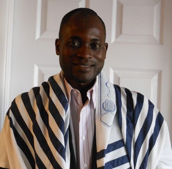 Serge Etele speaking with students at Temple Aliyah, Needham, MA (Photo credit: Harriet Bograd)