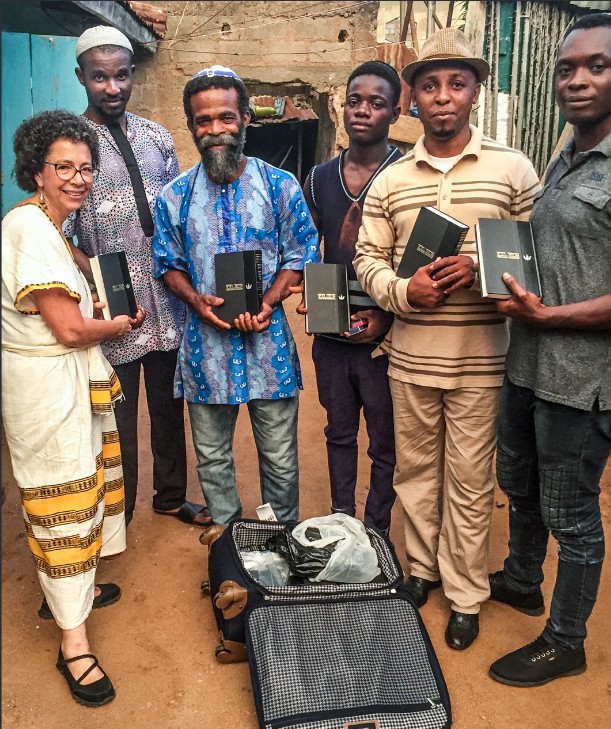 Lucy, the author, presenting Sar Habakkuk and fellow congregants in Kubwa, Nigeria with a donation of machzors from Kulanu